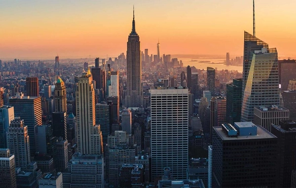 New york skyline met zonsondergang